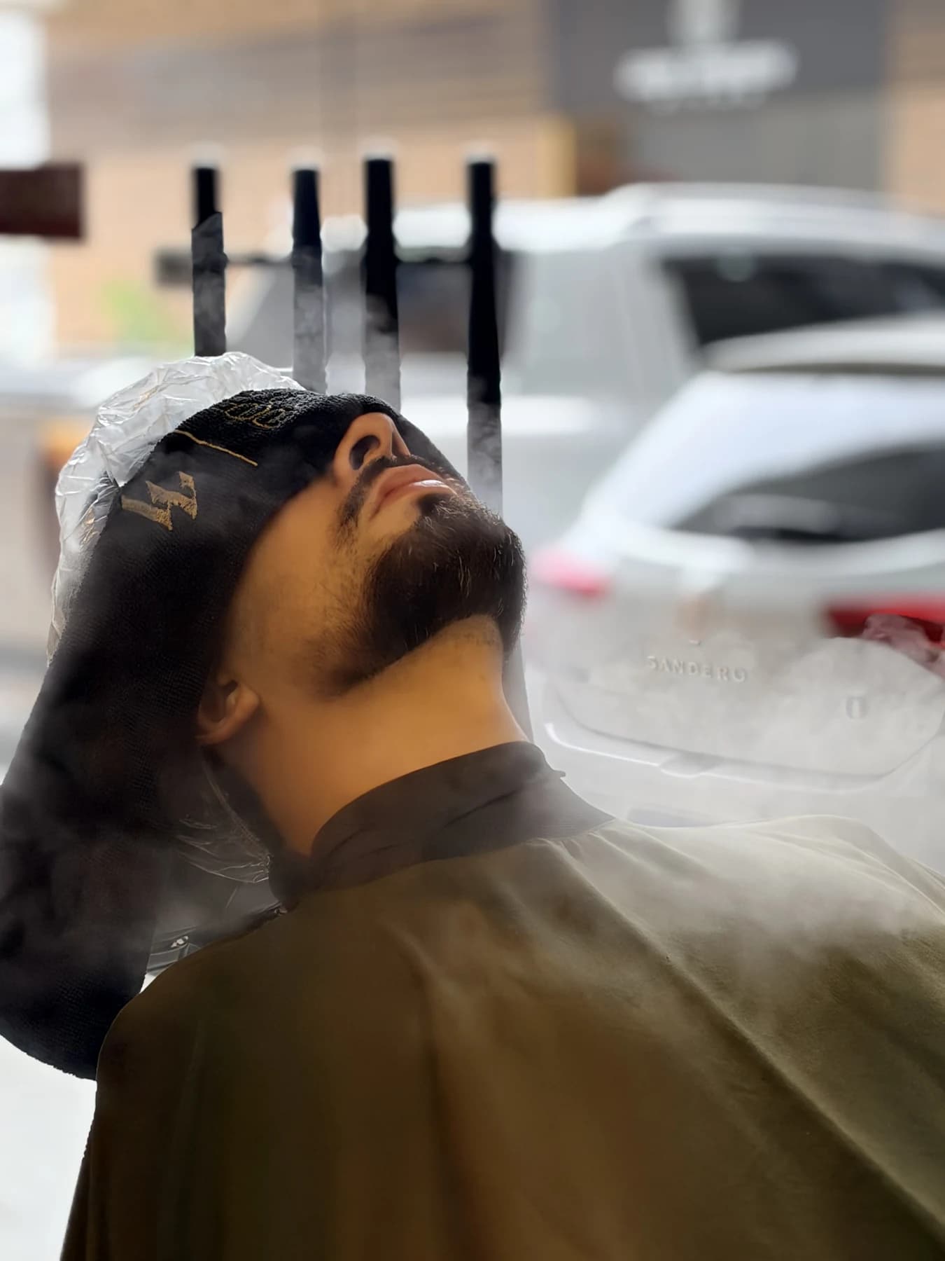Ritual de barboterapia e relaxamento com toalha quente e vaporizador